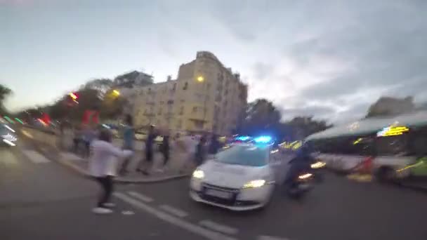 ПАРИЖ, Франция - 15 июля 2018 года: Радостная толпа молодых парней окружила полицейскую машину на перекрестке — стоковое видео
