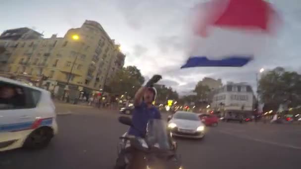 PARÍS, FRANCIA - 15 DE JULIO DE 2018: Los aficionados al fútbol francés celebran la victoria del equipo de Frances en la Copa Mundial de la FIFA 2018 — Vídeos de Stock