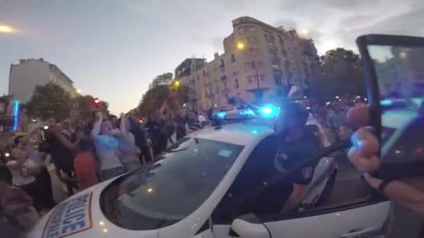 Paříž, Francie - 15. července 2018: Radostné dav mladých kluků obklopen policejní auto na silnici — Stock video