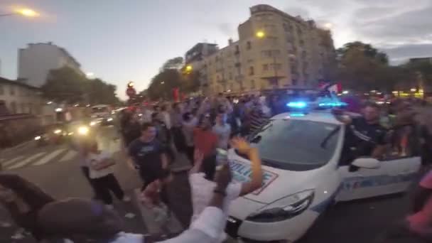 PARÍS, FRANCIA - 15 DE JULIO DE 2018: Mucha gente joven y alegre rodeó el coche de policía en la carretera — Vídeos de Stock