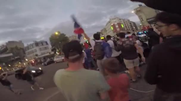 PARÍS, FRANCIA - 15 DE JULIO DE 2018: Los partidarios de Francia celebran en París después de ganar la Copa del Mundo con 4-2 victorias sobre Croacia — Vídeos de Stock