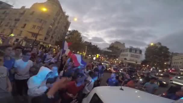 PARÍS, FRANCIA - 15 DE JULIO DE 2018: Mucha gente joven y alegre rodeó el coche de policía en la carretera — Vídeos de Stock