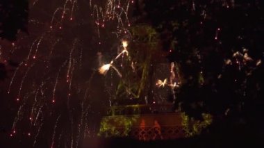 3D projeksiyon gösterisi iki dansçı, Eyfel Kulesi. Gökyüzünde havai fişek flaş