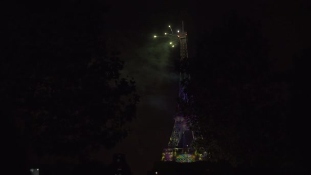 Proyección 3D muestran luces de colores en la Torre Eiffel. Fuegos artificiales en el cielo nocturno — Vídeos de Stock