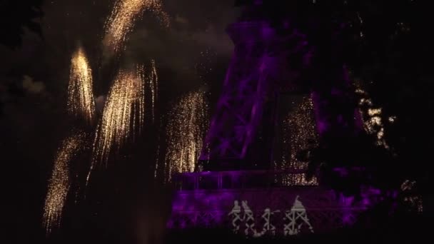 Proiezione spettacolo silhouette di ballerini alla Torre Eiffel Fuochi d'artificio di Parigi — Video Stock