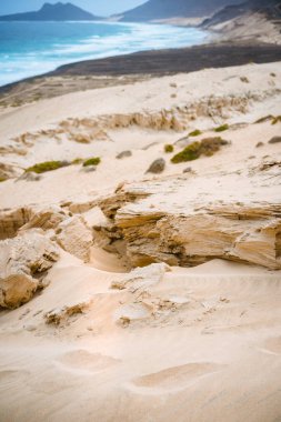 Baia Das Gatas üzerinde Atlantik sahil şeridi üzerinde dune gerçeküstü kum kayalık taş. Calhau kuzeyinde, Sao Vicente Island Cape Verde