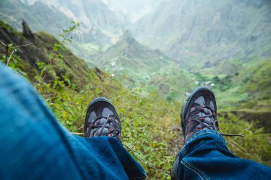 Hiking Gezgin çizmeler etkileyici yemyeşil Xo-Xo Vadisi Dağ zirveleri ile engebeli kayalıklarla üzerinde Santo Antao Adası, Cape Verde