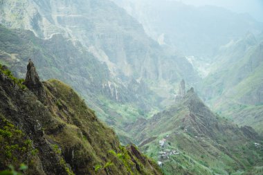 Moody verimli Xo-xo Vadisi'ne görüntüleyin. Blöf yeşil dağ yamaçları ve kayaların doğal manzara. Santo Antao cape Verde