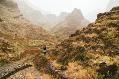 Gezgin çarpıcı manzaralarının engebeli kıyı ve dar kanyonlara büyük yürüme hedef bilgisayarda. Santo Antao Cape Verde Cabo Verde