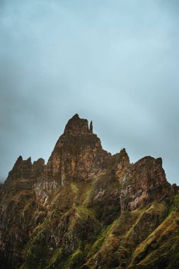 Yemyeşil çim büyümüş inanılmaz dağ keskin en iyi şekil. XO-Xo Vadisi. Santo Antao Adası, Cape Verde Cabo Verde