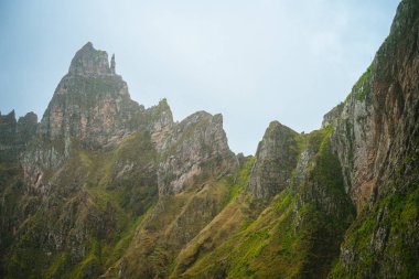 Yemyeşil çim büyümüş dağ sırtı keskin öne. XO-Xo Vadisi. Santo Antao Adası, Cape Verde Cabo Verde.