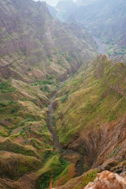 Nefes kesen manzarası ile sarp uçurum Kanyon ve Delgadinho dağ sırtı üzerinde yeşil yemyeşil bitki örtüsü ile sarma nehir yatağı. Santo Antao, Cape Verde