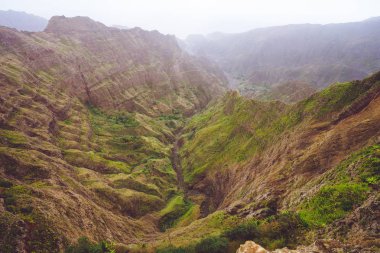 Delgadinho dağ sırtı ve Vadisi kuru şelale ile nefes kesen panoramik manzara. Santo Antao, Cape Verde