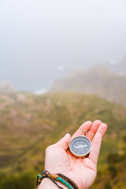 Pusula ile palmiye. Doğru yönde anlamaya kavramı. Haze Vadisi ve arka plan dağlarda. Santo Antao. Cape Cabo Verde