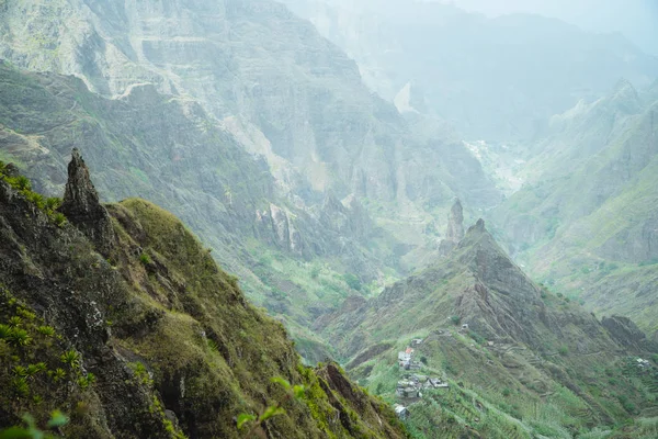 Капризный вид на плодородный Хо-хо-хо-хо. Сценический ландшафт блеф зеленые горные склоны и скалы. Санто-Антао-Кабо-Верде — стоковое фото
