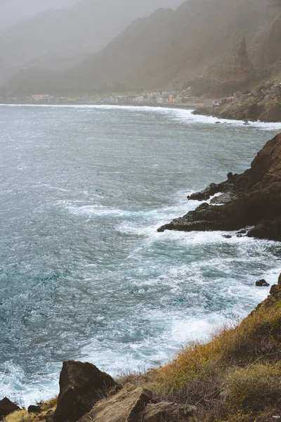 Грубі океанських хвиль задувною спрей прокатки на вулканічних скелястий берег. Пол Pombas місце неподалік села Рібейра-Гранді. Antao Санто. Кабо-Верде — стокове фото