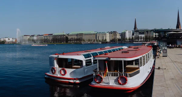 Hamburg, Almanya - 20 Nisan 2018: Cruise turistik gemi iskeleye Alster Gölü, Hamburg, Almanya
