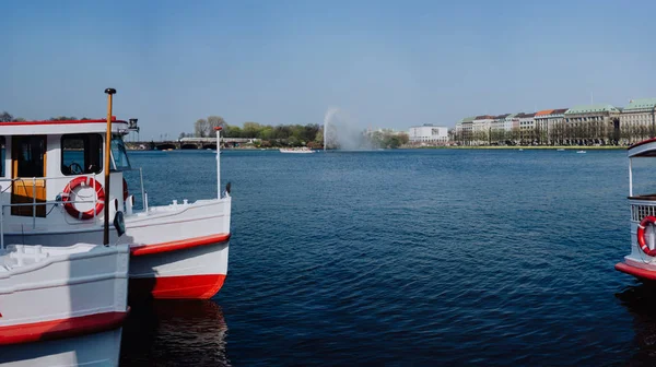 알스터 호수, 함부르크, 독일에 부두에 관광 보트 크루즈 — 스톡 사진