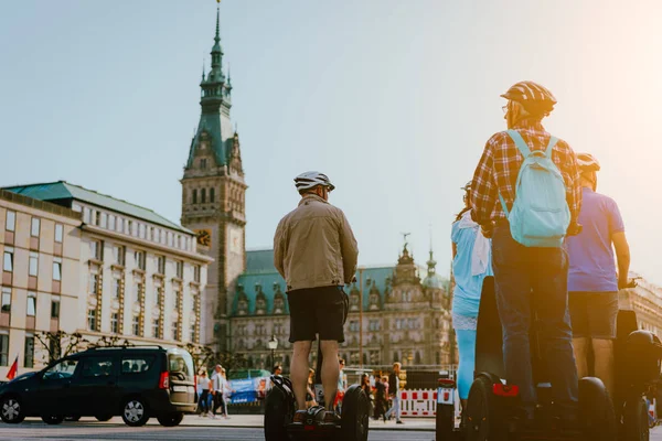 Hamburg, Almanya - 20 Nisan 2018: Segway turistik Tur Town Hall Hamburg yakınındaki