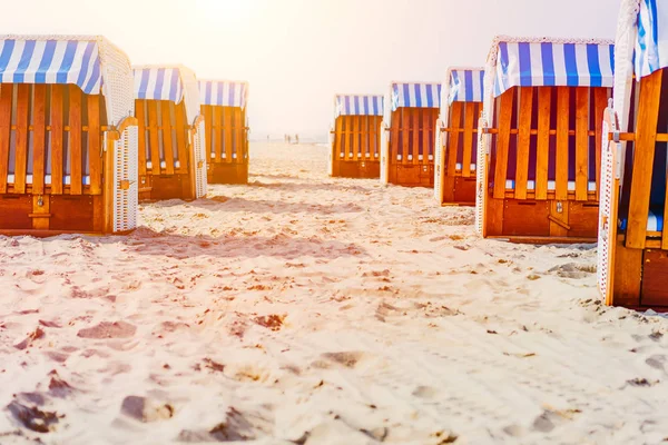 Cadeiras de praia na praia de areia em Travemuende, Luebeck Bay, Alemanha — Fotografia de Stock