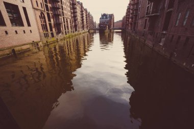Depo bölgesi - Speicherstadt akşam ışık. Hamburg Turizm dönüm noktası. Wandrahmsfleet görünümü. Hamburg Liman Hafencity çeyrek içinde