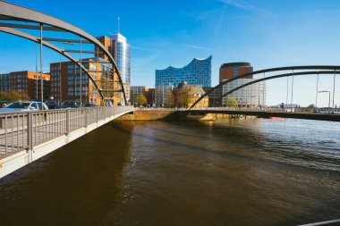 Hamburg, Almanya - 17 Mayıs 2018: Niederbaumbrucke Köprüsü'Hafencity, Hamburg, Almanya