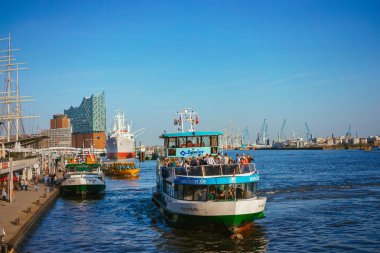 Hamburg, Almanya - 18 Nisan 2018: St Pauli Landungsbrucken iniş yeri Hamburg liman içinde alt liman ve Elbe nehrinde balık pazarı arasında