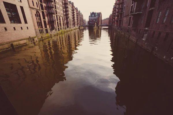 The Warehouse District - Speicherstadt em luz da noite. Marco turístico de Hamburgo. Vista da frota de Wandrahms. Porto de Hamburgo dentro do bairro HafenCity — Fotografia de Stock