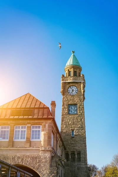 유명한 햄버거 Landungsbruecken 상업적인 항구 및 엘베 강, 세인트 파울리 지구, 함부르크의 함부르크, 독일-2018 년 5 월 17 일: 시계탑 — 스톡 사진