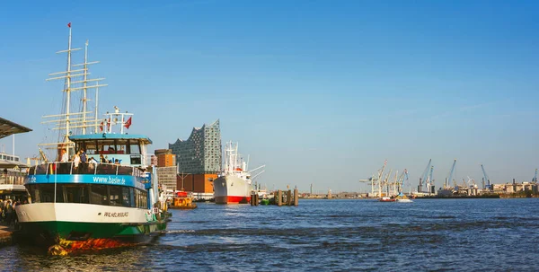 Hamburg, Almanya - 18 Nisan 2018: St Pauli Landungsbrucken iniş yeri Hamburg liman içinde alt liman ve Elbe nehrinde balık pazarı arasında