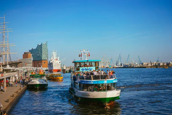 Hamburg, Almanya - 18 Nisan 2018: St Pauli Landungsbrucken iniş yeri Hamburg liman içinde alt liman ve Elbe nehrinde balık pazarı arasında