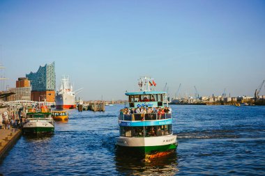 Hamburg, Almanya - 18 Nisan 2018: St Pauli Landungsbrucken iniş yeri Hamburg liman içinde alt liman ve Elbe nehrinde balık pazarı arasında