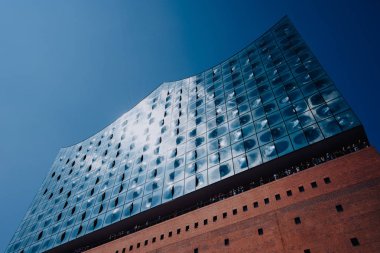 Hamburg, Almanya - 11 Mayıs 2018: Turist insanlarla, Hamburg - Almanya Hamburgcity içinde bina Elbphilharmonie