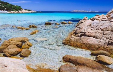 NET şaşırtıcı azure ve turkuaz renkli deniz suyu ile büyük Granit kayalar Capriccioli Beach, Sardunya, İtalya