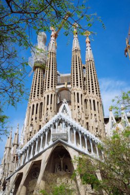 Barcelona, İspanya - 25 Nisan 2018: La Sagrada Familia - 2026 yılında, Barselona, İspanya, yapı 19 Mart 1882 yılından bu yana olmak ve son olarak rendelenmiş Gaudi tarafından tasarlanmış etkileyici Katedral yapılması