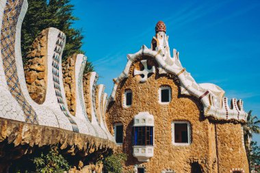 Barcelona, İspanya - 26 Nisan 2018:: seramik mozaik Park Guell Barcelona, İspanya. Park Guell Antoni Gaudi tarafından tasarlanmış mimari Campania'daki sanatıdır