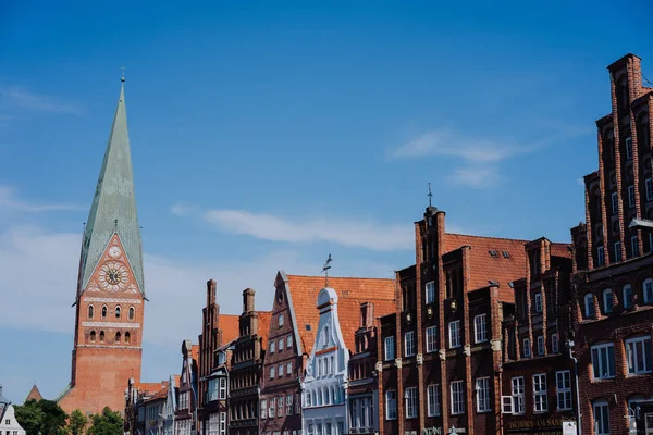 Luneburg, 독일에서 교회와 오래 된 유서 깊은 시장 광장에서 화려한 전통적인 외관 — 스톡 사진