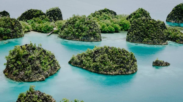Ilha Pianemo, Lagoa Azul, Raja Ampat, Papua Ocidental, Indonésia — Fotografia de Stock