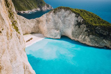 Navagio plaj veya turkuaz su ve beyaz çakıl plajı ile batık defne. Ünlü konum. Genel gider manzara adasının Zakynthos, Yunanistan