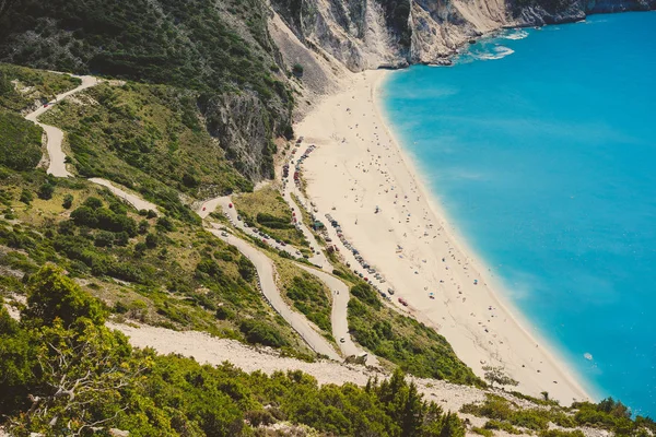 Serpentine strada per la famosa spiaggia di Myrtos con molti turisti, Cefalonia, Grecia — Foto Stock