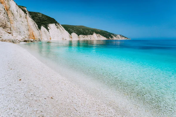 Playa Fteri en la isla de Cefalonia, Grecia. La playa más hermosa con agua de mar esmeralda azul puro rodeado de altos acantilados rocosos blancos — Foto de Stock