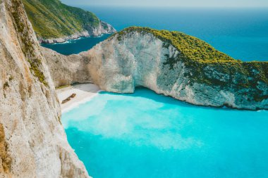 Navagio sahilinde büyük beyaz kayalıklarla çevrili turkuaz mavi deniz suyuyla ünlü bir gemi enkazı. Yunanistan 'ın Zakynthos adasında ünlü bir yer