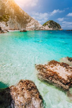 Agia Eleni beach Kefalonia Island, Yunanistan. En güzel kayalık vahşi sahilleri ile açık zümrüt su ve yüksek Beyaz kayalıklar