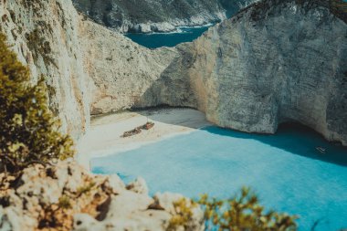 Navagio sahilinde büyük beyaz kayalıklarla çevrili turkuaz mavi deniz suyuyla ünlü bir gemi enkazı. Yunanistan 'ın Zakynthos adasında ünlü bir yer