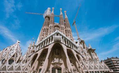 Barcelona, İspanya - 25 Nisan 2018: La Sagrada Familia - 2026 yılında, Barselona, İspanya, yapı 19 Mart 1882 yılından bu yana olmak ve son olarak rendelenmiş Gaudi tarafından tasarlanmış etkileyici Katedral yapılması