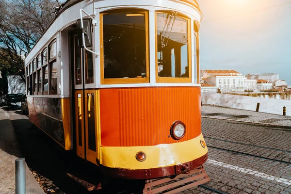 Lizbon geleneksel kırmızı tramvay terasse Alfama bölgesinde bir sokakta. Portekiz, Europe