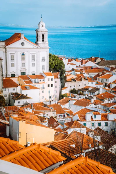 Lizbona, dzielnicy Alfama z pomarańczowymi dachówkami i białe ściany, Portugalia — Zdjęcie stockowe
