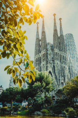 Barcelona, İspanya - 24 Nisan 2018: Sagrada Familia için Barselona en bilinen binalar Antoni Gaudi tarafından yaratılmıştır. Vinçler dijital olarak kaldırıldı. Nisan, 24, 2018