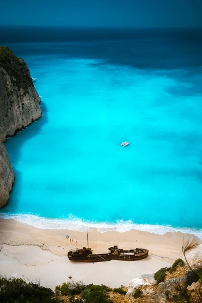 Naufrágio na famosa praia de Navagio. Azure turquesa água do mar e paradisíaca praia de areia. Monumento turístico visitante na ilha de Zakynthos, Grécia — Fotografia de Stock