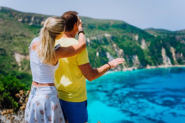 Petani görünüm genç kadın erkek arkadaşı gözlerinin önünde muhteşem deniz manzarası panorama kapanış gidin. Turkuaz Petani beach Kefalonia Adası Yunanistan